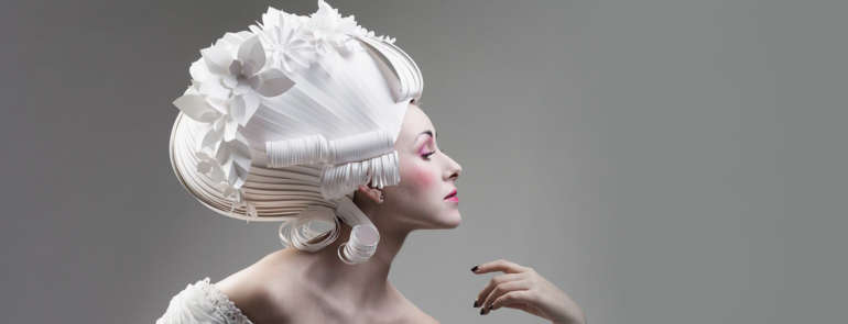 Le parrucche del ‘700 diventano sculture di carta indossabili