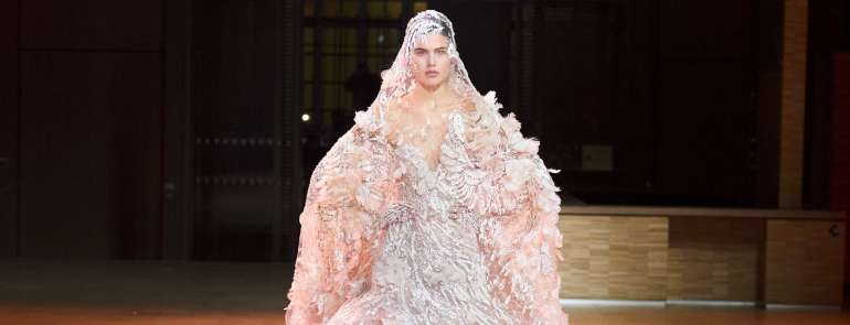 L’abito sposa in passerella alla Haute Couture di Parigi