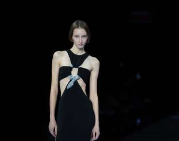 Isabel Sanchis: Elegant Black Dress per gli eventi